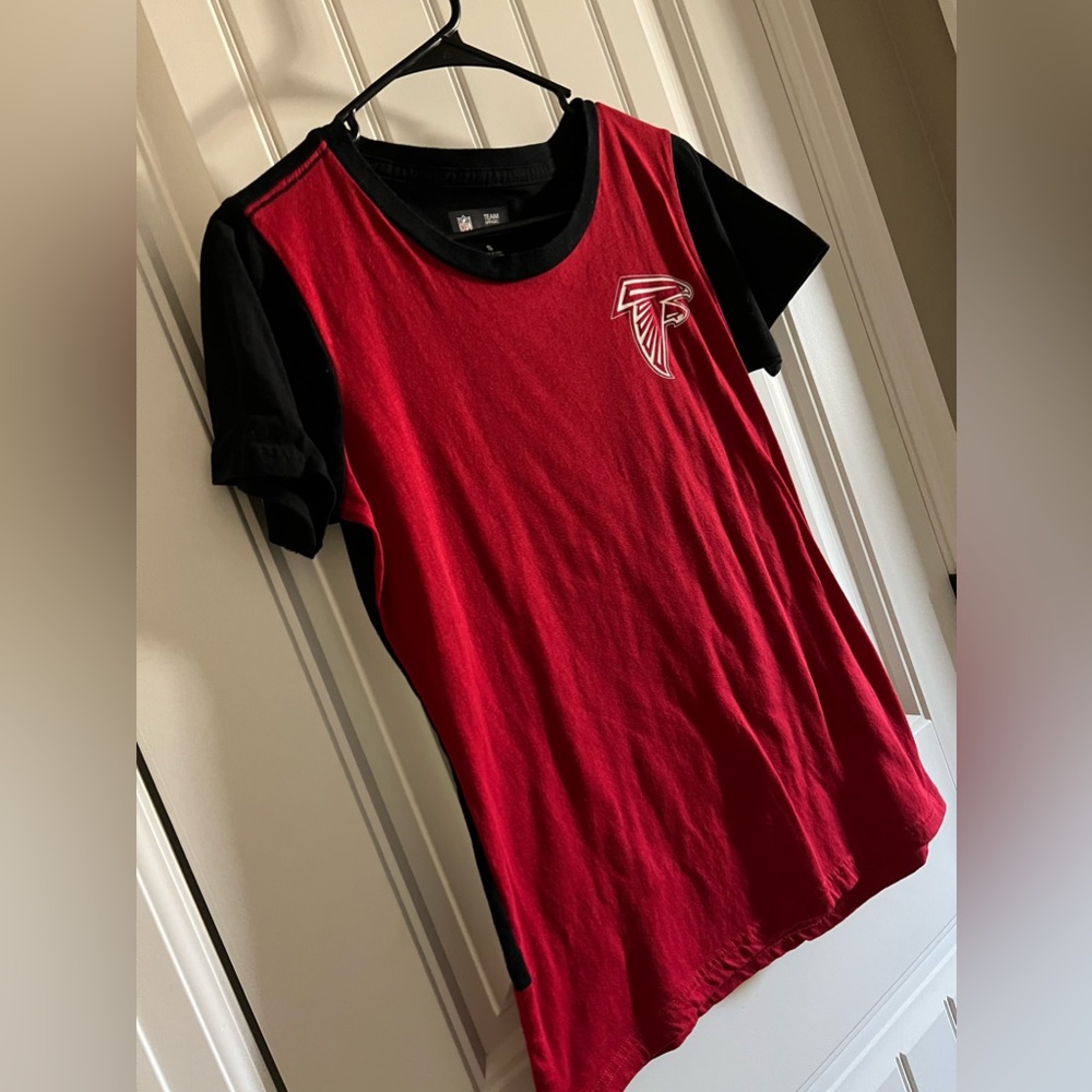 NWOT Atlanta Falcons t-shirt. Size small
